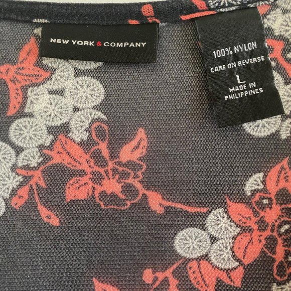 NEW YORK & COMPANY | Flowy V-Neck Blouse with Tie-Waist Detail | Size: L… - Picture 4 of 4